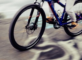 Vrouw fietst al bellend over vluchtstrook snelweg A4