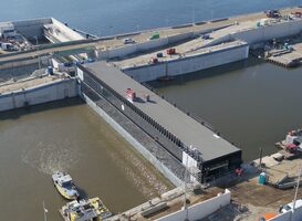 Vordering bij nieuwe zeesluis IJmuiden, eerste deur is geplaatst