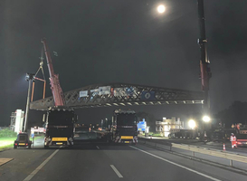 Deel van langste fiets- en wandelbrug van Europa op plaats getakeld