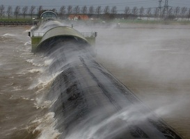 Test stormvloedkering Ramspol: scheepvaartverkeer gestremd