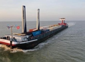 Containerbinnenvaartschip Ms Royaal doet test met inklapbare zeilen