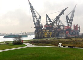 Heerema kraanschepen voor het eerst samen aan Landtong Rozenburg