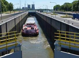Spoedwerkzaamheden voor herstel sluisdeur oostkolk sluis Heel