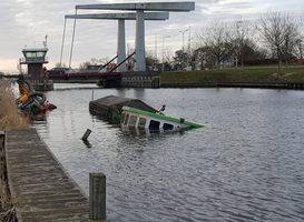 Noordhollandsch Kanaal dicht na zinken ponton met maaimachine