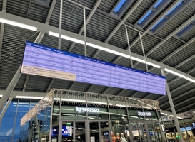 Megascherm met reisinformatie na tien jaar terug op station Utrecht Centraal