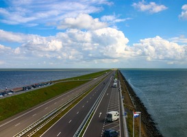 Afsluitdijk dicht voor herstel vorstschade, fors langere reistijd
