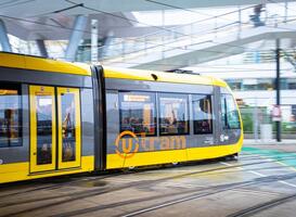 Tram Uithoflijn Utrecht ontspoord door botsing met bestelwagen