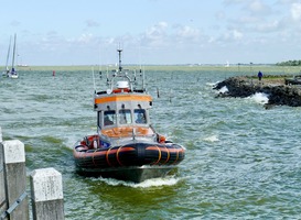 Vrachtschip met zout zinkt op IJsselmeer, opvarenden gered