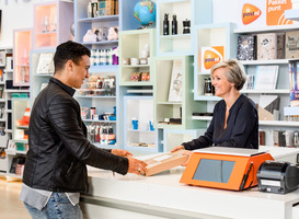 Gerobotiseerde pakketautomaat van PostNL opent in supermarkt Leidsche Rijn