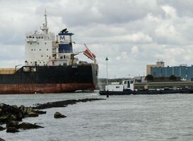 Havenbedrijf plaats Kribbakens in Scheur en Nieuwe Waterweg