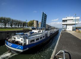 Havenbedrijf gaat 50 jaar oude Rozenburgsesluis renoveren