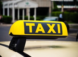Staatssecretaris maakt afspraken voor schone en stille taxi’s