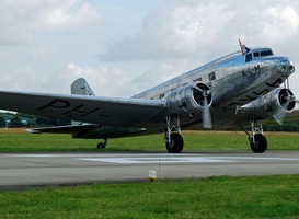 Luchthaven schenkt schaalmodel DC-4 vliegtuig aan Madurodam