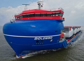 Dekladingschip BoldWind schuilt in de Eemshaven