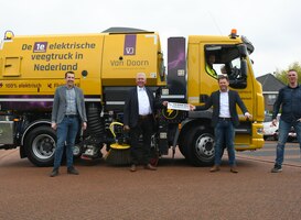 Van Doorn neemt eerste elektrische veegwagen van Nederland in gebruik