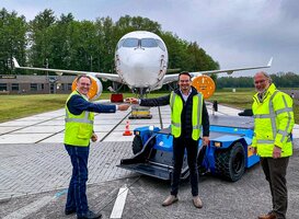 Twente Airport schaft elektrische Tow-Truck aan voor verplaatsen vliegtuigen