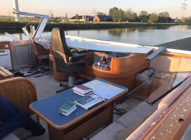 Binnenvaartschip ramt brug in Groningen, auto schipper raakt te water