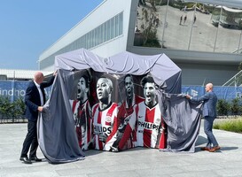 Eindhoven Airport onthuld ode aan PSV op voorterrein luchthaven