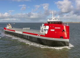 Vrachtschip rederij Wagenborg loopt vol water in Rotterdamse haven