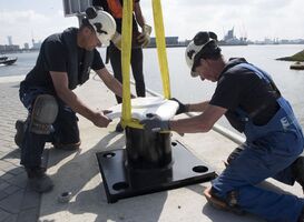Primeur in Rotterdamse haven: eerste 3D geprinte bolder geplaatst