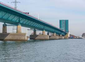 Snelheid Haringvlietbrug (A29) omlaag, kans op lostrillen platen steeds groter