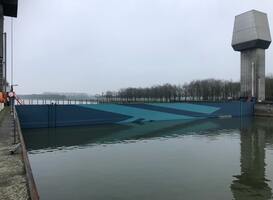 Hoogwaterkering Ravenswaaij in Amsterdam-Rijnkanaal dicht