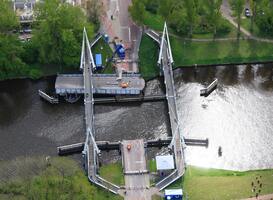 Aangevaren Gerrit Krolbrug in Groningen naar werf voor onderzoek