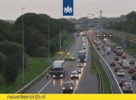Defecte vrachtwagen zorgt voor flinke vertraging op A15