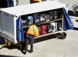 Groningen Airport Eelde leent medewerkers uit voor bagageafhandeling