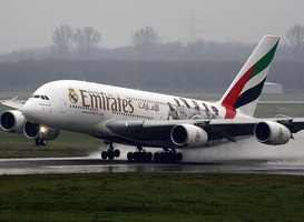 Superjumbo A380 van Emirates vliegt weer naar Schiphol