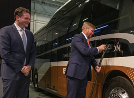 Koning opent nieuwe bedrijfshal busproducent Ebusco