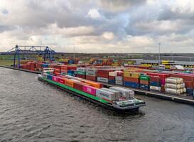 Havenbedrijven Amsterdam bundelen krachten voor duurzamere binnenvaart