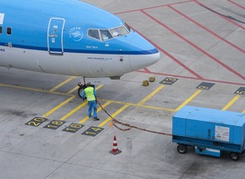 Afhandelingspersoneel Schiphol gaat er door historische cao flink op vooruit