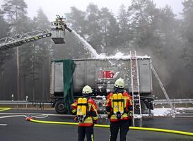 Brand onder laadklep vrachtwagen op N381 geblust
