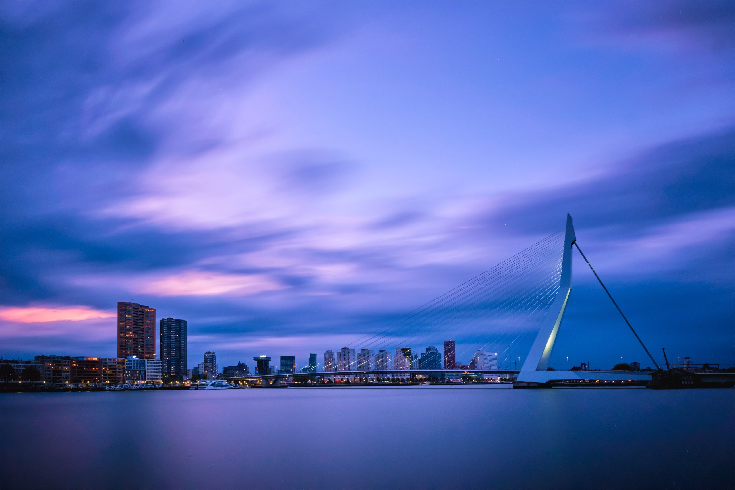 Eerste Rotterdamse watertaxi op waterstof gedoopt