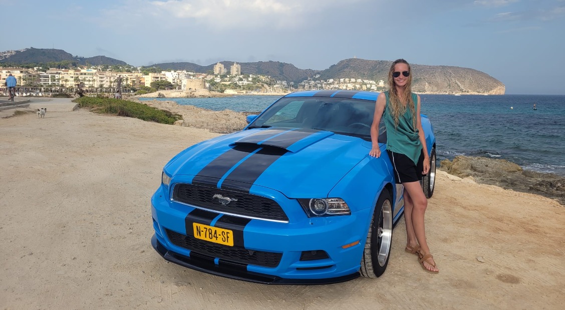 Je verwacht het niet: deze 24-jarige vrouw heeft een Ford Mustang V6 Coupe Premium : "Mensen verwachten geen vrouw in zo'n auto"