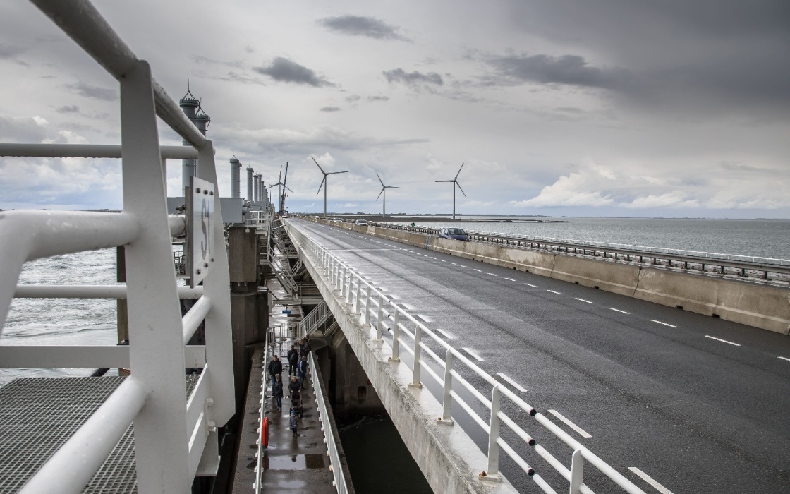 Test: Deltawerken Maeslantkering en Hartelkering even gesloten