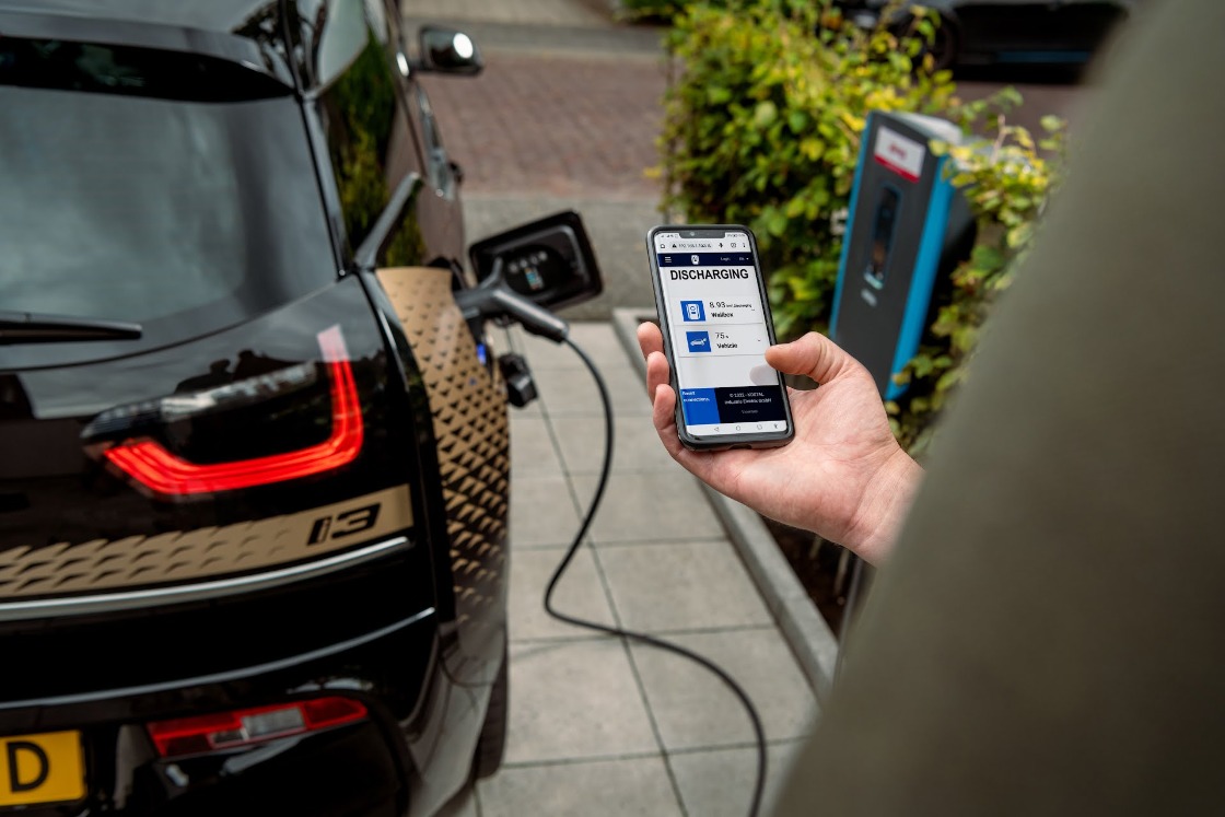 BMW laadt auto op en levert stroom terug aan eigen woning