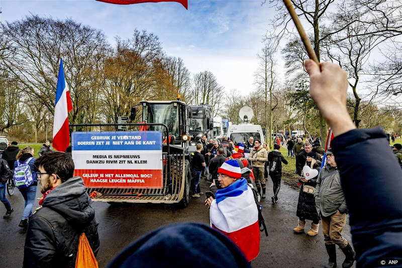 Shovelchauffeur in gevangenis krijgt steun van groep demonstranten met tractor
