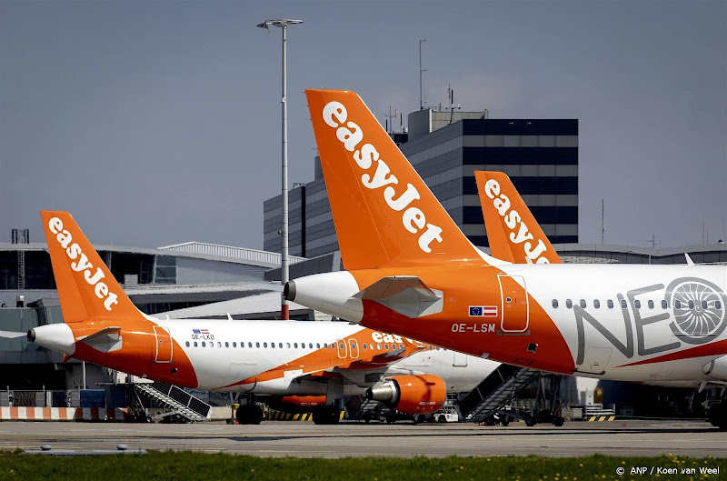Passagiers easyJet kunnen hun koffer een avond voor hun vlucht op Schiphol afgeven