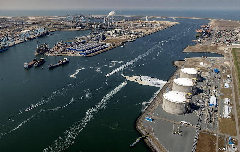Activisten XR protesteren tegen vervuilende haven Europoort