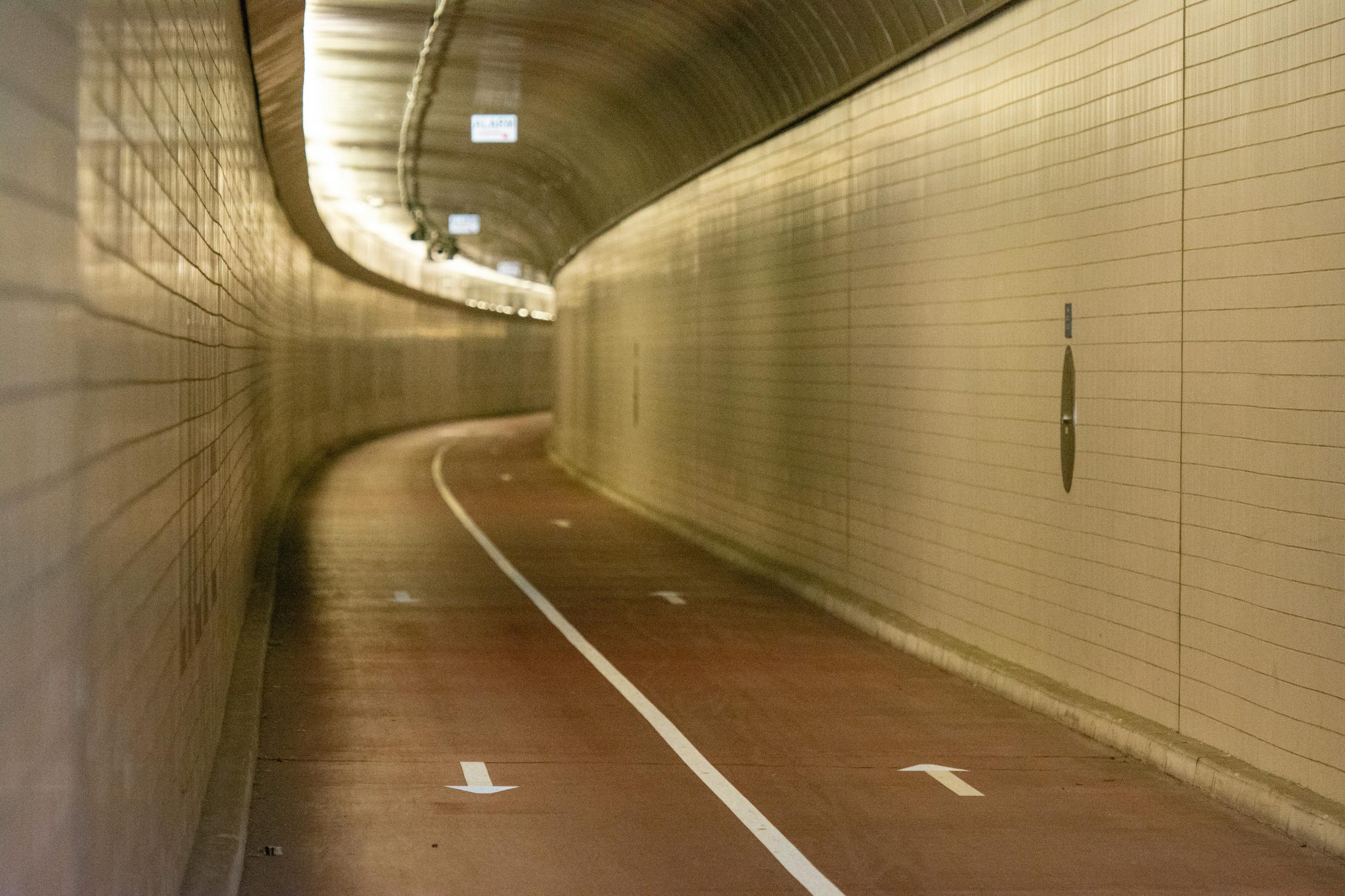 Lichtpatronen en lavendelgeur tegen onaangename fietstunnels - Jan van der Wolf
