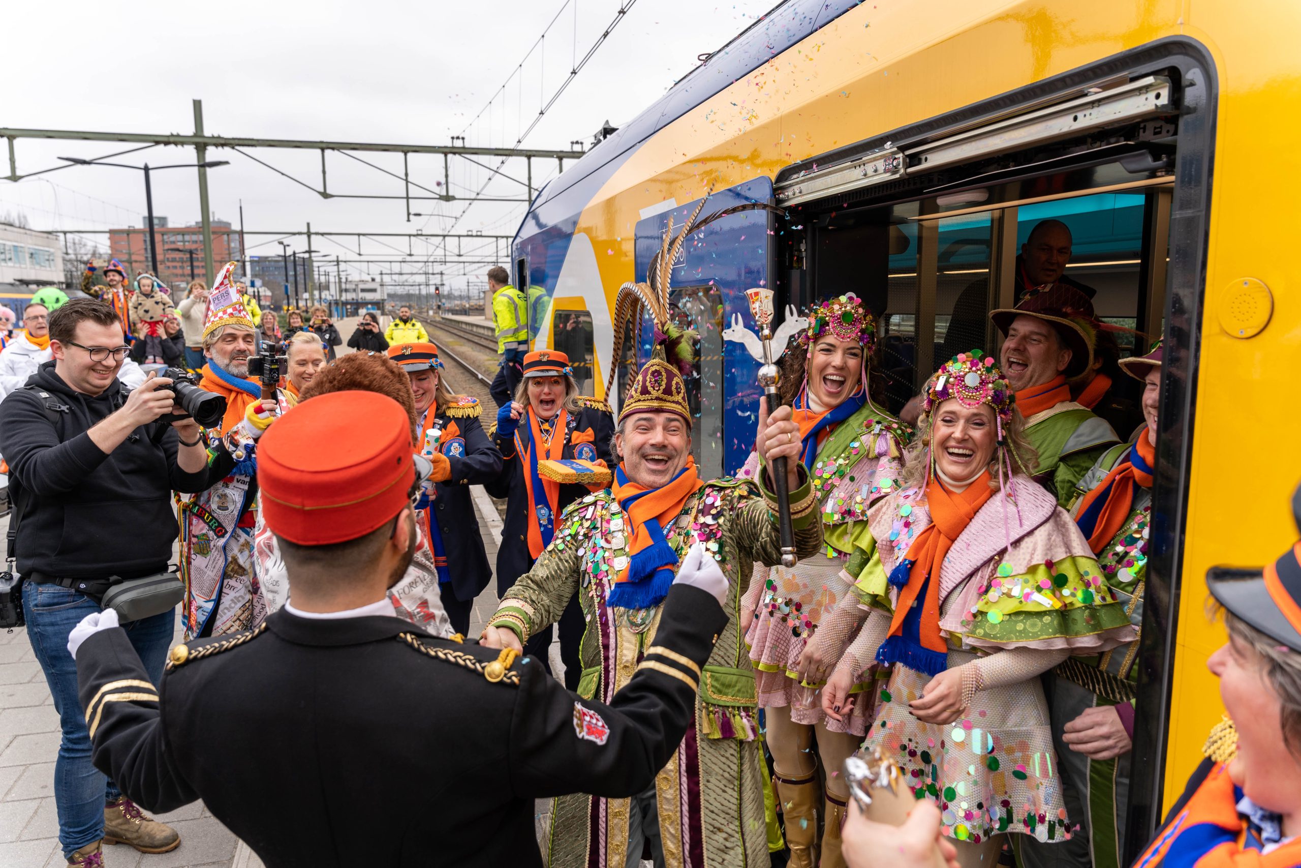 Carnaval bij NS: meer reizigers, vuilniszakken en frikandelbroodjes