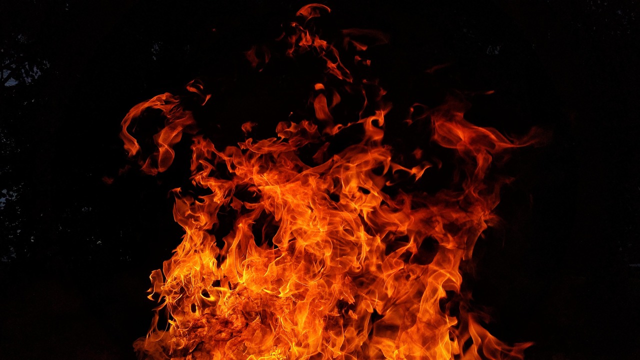 Personenauto in de brand in Amsterdam Zuid