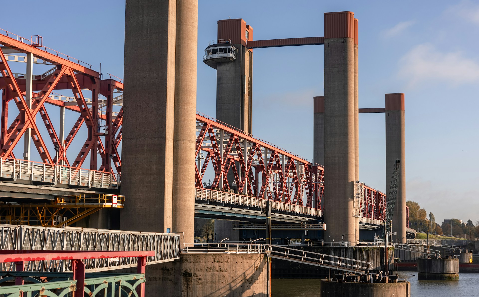 Sabotage Spijkenisserbrug veroorzaakt flinke chaos voor verkeer en scheepvaart