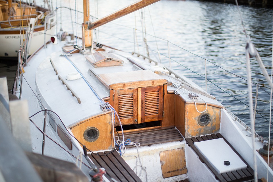 Schipper vaart onder een te lage brug door en sloopt daarmee de kajuit